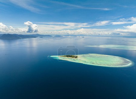 Foto de Vista aérea de la isla tropical y atolones de coral en el trópico. Parque Marino Tun Sakaran. Borneo, Sabah, Malasia. - Imagen libre de derechos