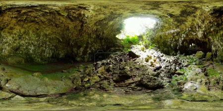 Téléchargez les photos : Grotte avec lumière du soleil à travers le trou sur le plafond de la grotte. Les grottes de Bulwang. Mabinay, Negros, Philippines. 360VR. - en image libre de droit