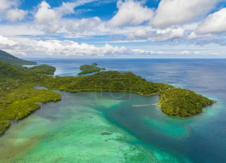 Téléchargez les photos : Paysage marin avec des îles sous les tropiques vue d'en haut. Weh Island. Indonésie. - en image libre de droit