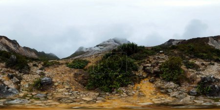 Foto de Cráter de un volcán activo con vegetación y pendientes con fumarolas. Sumatra, Indonesia. 360 panorama. - Imagen libre de derechos