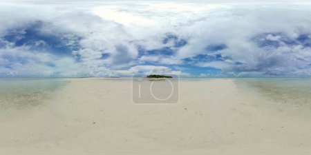 Foto de Paisaje marino con playa tropical de arena y océano azul. Malasia. Mataking Island. VR 360. - Imagen libre de derechos