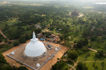 Téléchargez les photos : Vue du sommet du temple bouddhiste stupa à Anuradhapura - Sri Lanka. - en image libre de droit