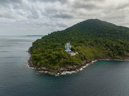 Téléchargez les photos : Weh île avec forêt tropicale et jungle. Monument zéro kilomètre. Indonésie. Sabang !. - en image libre de droit