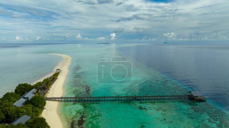 Vue sur l'île tropicale et la plage de sable fin. L'îlot Timba Timba. Parc marin de Tun Sakaran. Bornéo, Sabah, Malaisie.