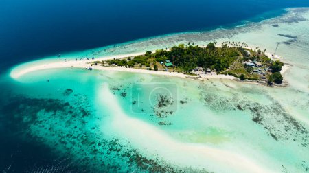 Foto de Una hermosa isla de Sibuan con una playa y un atolón de coral. Parque Marino Tun Sakaran. Borneo, Sabah, Malasia. - Imagen libre de derechos