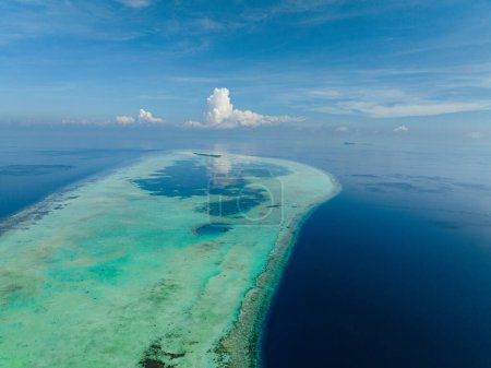 Vue aérienne de l'atoll tropical et du récif corallien. Paysage marin avec île tropicale.Parc marin de Tun Sakaran. Bornéo, Sabah, Malaisie.