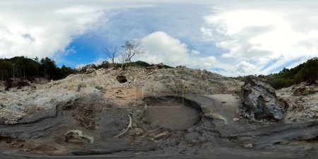 Geothermische Schlammquellen und vulkanische Aktivität von Fumarolen. Insel Wir, Indonesien. VR 360.