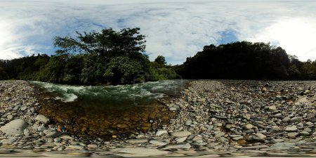 Un río en una selva tropical. Bukit Lawang. Sumatra, Indonesia. VR 360.