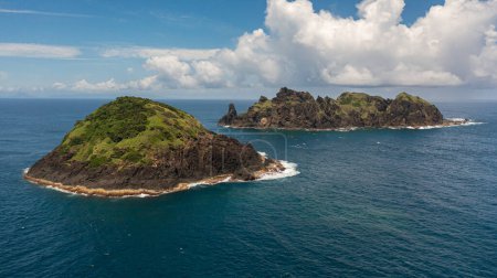 Tropische Insel und blaues Meer. Dos Hermanos Insel. Santa Ana, Cagayan. Philippinen.