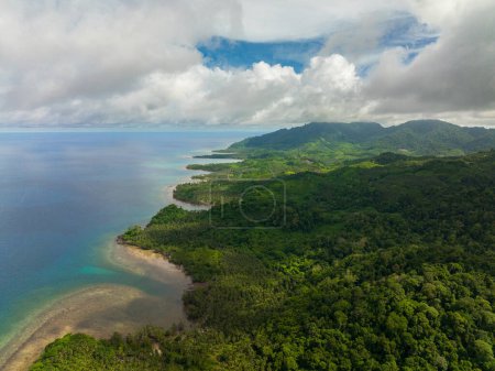 Blick von oben auf die Insel Balabac mit tropischem Wald und blauem Meer. Palawan. Philippinen.