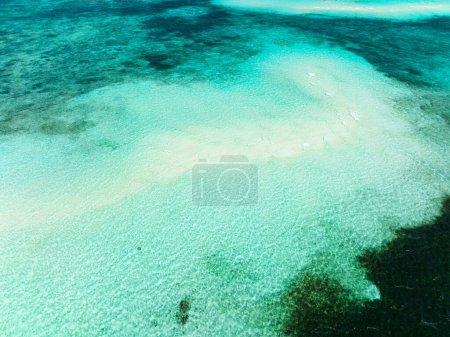 Surface lagune turquoise sur atoll et récif corallien, espace de copie pour le texte. Balabac, Palawan. Philippines.