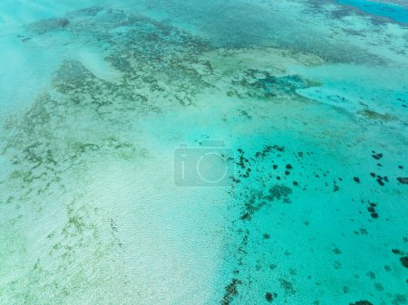Surface lagunaire sur atoll et récif corallien vue d'en haut. Balabac, Palawan. Philippines.