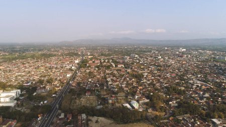 Luftaufnahme Yogyakarta Stadt kulturelle Hauptstadt Indonesiens befindet sich auf der Insel Java. Yogyakarta mit Gebäuden, Autobahn bei Sonnenuntergang. Luftbild