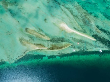 Foto de Vista aérea del banco de arena y arrecife de coral en agua turquesa. Negros, Filipinas. - Imagen libre de derechos