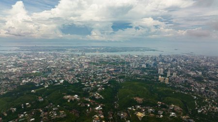 Vue aérienne de la ville de Cebu avec des bâtiments modernes, des gratte-ciel et des centres d'affaires. Philippines.