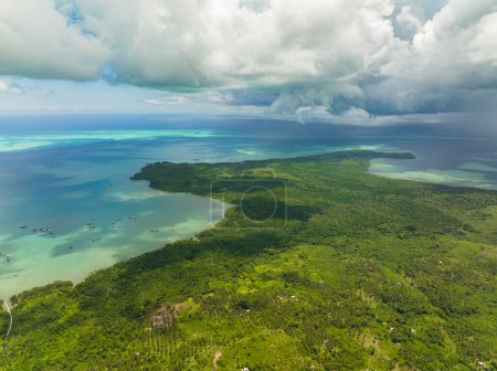 Vue aérienne de l'île avec jungle et mer bleue. Paysage marin sous les tropiques. Balabac, Palawan. Philippines.