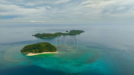 Luftaufnahme tropischer Inseln mit Strand und blauem Meer. Agutaya und Danjugan Inseln, Philippinen.