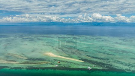 Foto de Vista superior del banco de arena y arrecife de coral en agua turquesa. Negros, Filipinas. - Imagen libre de derechos