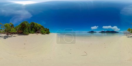 Tropischer Sandstrand und blaues Meer. Malaysia. Mantabuan Islet. VR 360.