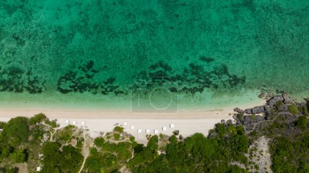 Tropische Landschaft mit wunderschönem Blick auf den Strand. Bantayan Island, Philippinen.