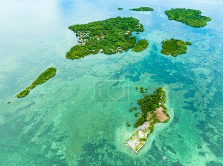 Inselgruppe und blauer Meerblick von oben. Bantayan, Philippinen.
