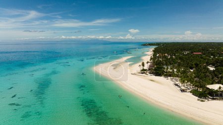 Luftaufnahme des tropischen Sandstrandes und des blauen Meeres. Bantayan Island, Philippinen. Strand von Kota.