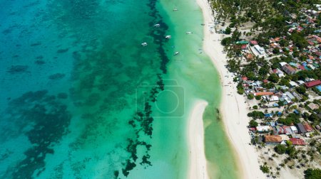 Tropischer Strand und klares türkisfarbenes Wasser in den Tropen. Bantayan Island, Philippinen.