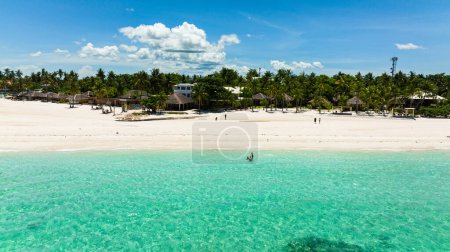 Schöner tropischer Strand und blaues Meer. Bantayan Island, Philippinen.