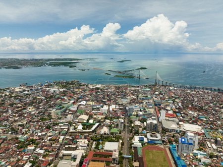 Blick von oben auf die Stadt Cebu mit ihren hohen Gebäuden. Cebu Cordova Link Schnellstraße. Philippinen.