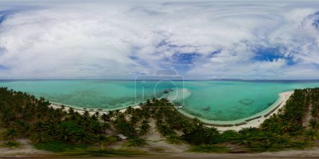 Isla tropical en el mar azul con un arrecife de coral y la playa. Isla Onok, Palawan, Filipinas. 360VR.
