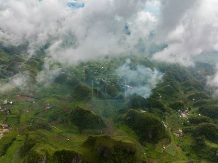 Téléchargez les photos : Drone aérien de sommets montagneux et de collines couvertes de végétation verte et de brouillard. Osmena Peak. Paysage montagneux. Cebu Philippines. - en image libre de droit
