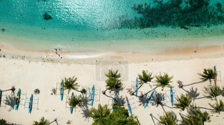 Vista aérea de la playa de arena con palmeras y surf de mar con olas. Pagudpud, Ilocos Norte Filipinas