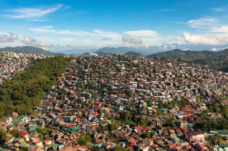 Luftdrohne über Baguio City mit bunten Häusern in einer bergigen Provinz. Philippinen, Luzon.