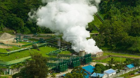 Luftaufnahme eines geothermischen Kraftwerks. Geothermische Station mit Dampf und Rohren. Negros, Philippinen.