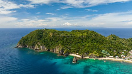 Vue sur l'île d'Apo avec une belle plage et une réserve marine. Site de plongée populaire et destination de plongée avec tuba auprès des touristes. Negros, Philippines.