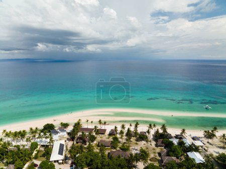 Tropische Landschaft mit einem schönen Strand. Bantayan Island, Philippinen.