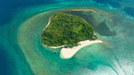 Luftaufnahme der Insel im blauen Meer mit Atoll und Strand. Insel Agutaya, Philippinen.