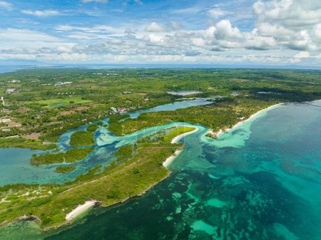 Luftaufnahme der tropischen Insel und des Strandes im Meer. Bantayan Island, Philippinen.