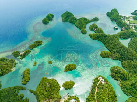 Luftdrohne über Bucht und Lagune mit Inseln. Seelandschaft in den Tropen. Sipalay, Negros, Philippinen.