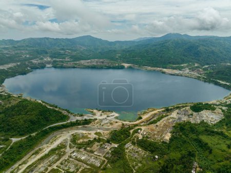 Un lago artificial en una cantera minera abandonada. Estanque de cantera con agua turquesa. Sipalay, Negros, Filipinas.