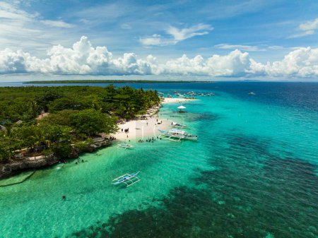Téléchargez les photos : Île tropicale avec belle plage et eau turquoise. Virgin Island, Philippines. - en image libre de droit