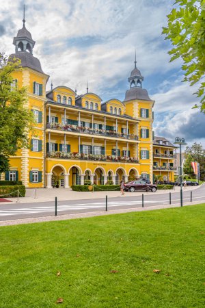 Téléchargez les photos : Velden am Worthersee, Austria - August 7, 2022: Schlosshotel Falkenstein in the touristic place Velden am Worthersee in the Karintie region of Austria - en image libre de droit
