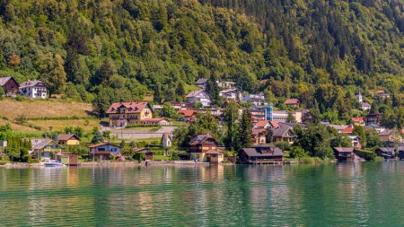 Foto de Annenheim, Austria - 3 de agosto de 2022: La belleza de la naturaleza en Austria. Lago sereno, exuberante vegetación, encantadora casa, pintoresco paisaje. - Imagen libre de derechos