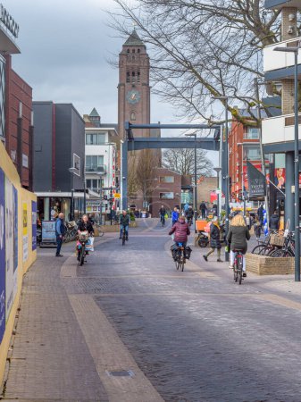 Téléchargez les photos : Alphen aan den Rijn, Pays-Bas - 3 avril 2021 : Vue sur les rues des acheteurs dans la Pieter Doelmanstraat au centre d'Alphen aan den Rijn - en image libre de droit