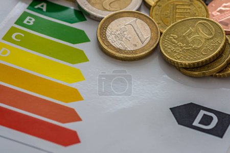 Foto de Etiqueta energética con monedas en euros - Imagen libre de derechos