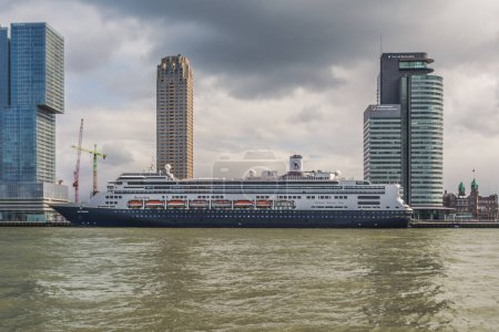 Téléchargez les photos : Rotterdam, Pays-Bas - 14 mai 2016 : Le bateau de croisière Holland America Line est amarré au quai de Rotterdam - en image libre de droit