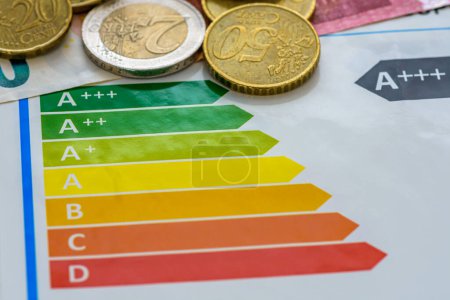 Foto de Etiqueta energética A + + + con monedas en euros. - Imagen libre de derechos