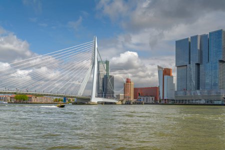 Téléchargez les photos : Rotterdam, Pays-Bas- 14 mai 2016 : Le Kop van Zuid à Rotterdam un jour d'été. Un bateau du port de Rotterdam vogue au-dessus de la Maas - en image libre de droit
