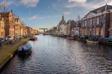 Téléchargez les photos : Leyde, Pays-Bas - 19 novembre 2021 : De Oude Vest à Leyde est situé sur le canal du même nom De Oude Vest. Leidsche Schouwburg et le pont de la Mare. - en image libre de droit