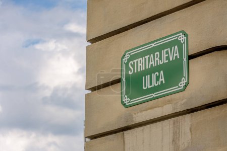 Foto de Liubliana, Eslovenia - 25 de julio de 2023: señal de calle stritarjeva ulica en la fachada - Imagen libre de derechos